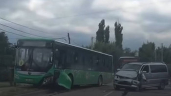 Фотография к новости: Алматыда автобус жеңіл көлікпен соқтығысты