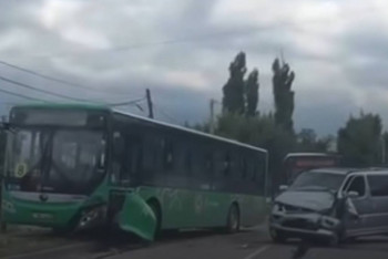 Фотография к новости: Алматыда автобус жеңіл көлікпен соқтығысты