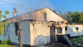 Фотография к новости: Ақмола облысында өрт сөндірушілер жеке тұрғын үйдегі өртті сөндірді