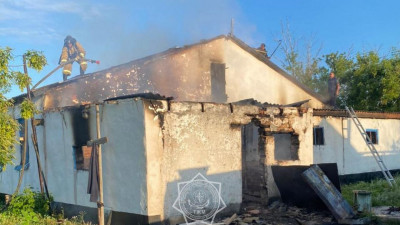 Ақмола облысында өрт сөндірушілер жеке тұрғын үйдегі өртті сөндірді