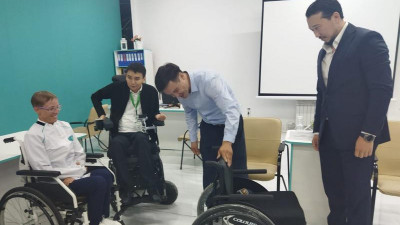 Қарағандылық параспортшыға ыңғайлы кресло-арба сыйға берілді