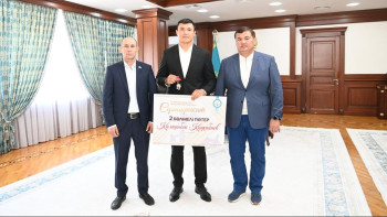 Фотография к новости: Қызылорда облысының әкімі  Қамшыбек Қоңқабаевқа пәтер кілтін табыстады
