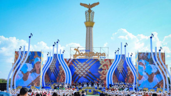 Фотография к новости: Ақтөбеде Домбыра күнінде бір мезетте 1500 адам күй тартты