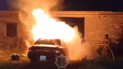 Елордада аулада тұрған көлік өртеніп кетті