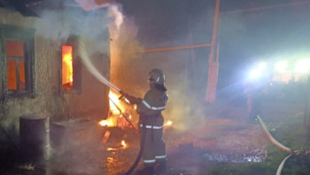 Фотография к новости: Алматыда жеке тұрғын үйдің шатыры өртенді