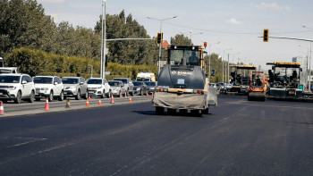 Фотография к новости: Жаңадан төселген асфальт қолмен үгітіліп жатыр. Бектенов әкімдерді сынады