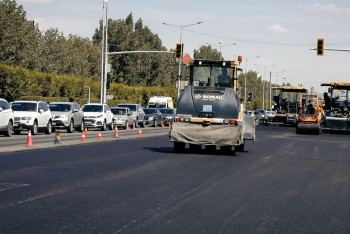 Фотография к новости: Жаңадан төселген асфальт қолмен үгітіліп жатыр. Бектенов әкімдерді сынады
