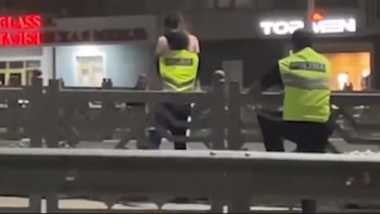 Фотография к новости: "Қас қағым сәт": Шымкентте полицейлер бойжеткенді құтқарып үлгерді