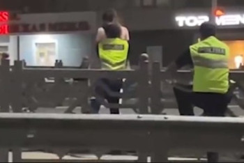 Фотография к новости: "Қас қағым сәт": Шымкентте полицейлер бойжеткенді құтқарып үлгерді