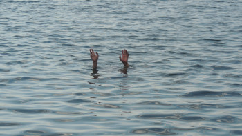 Фотография к новости: Ақтөбеде суға батып бара жатқан жасөспірім құтқарылды