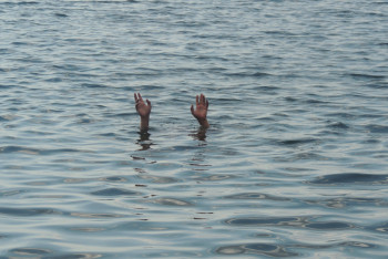 Фотография к новости: Ақтөбеде суға батып бара жатқан жасөспірім құтқарылды