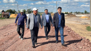 Фотография к новости: Сенатор тасқыннан зардап шеккен аудандарда қалпына келтіру жұмыстарымен танысты