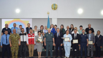 Фотография к новости: Су тасқыны салдарын жоюға үлесін қосқандар марапатталды