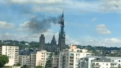 Францияда әйгілі собор өртеніп жатыр