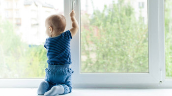 Фотография к новости: Жыл басынан бері елордада 3 бүлдіршін терезеден құлап, опат болған