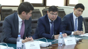 Фотография к новости: Қаржы министрі Еуропа қайта құру және даму банкінің басқарушы директорының м.а. Х.Озханмен кездесті