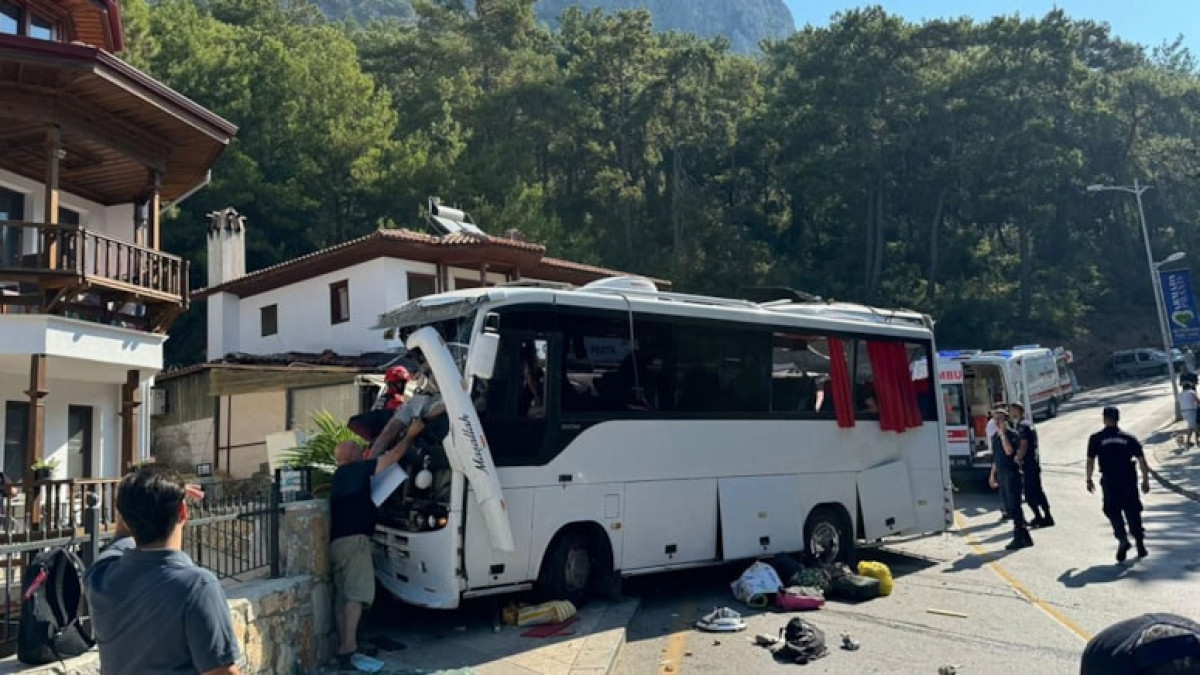 Түркияда туристер мінген автобус апатқа ұшырады