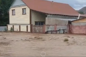 Фотография к новости: Алматы облысында толассыз жауған жаңбырдан тұрғын үйлерді су басты