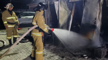 Фотография к новости: Атырауда жеке тұрған вагон өртке оранды