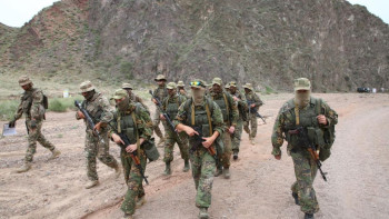 Фотография к новости: Қазақстан десантшылары беларусь әріптестерін тау жағдайында өмір сүруге үйретуде