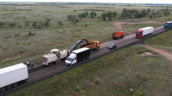 Фотография к новости: Көлік министрі еліміздегі ең нашар жолды көлікпен жүріп өтті