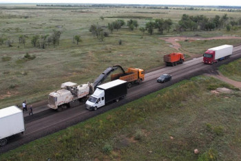 Фотография к новости: Көлік министрі еліміздегі ең нашар жолды көлікпен жүріп өтті