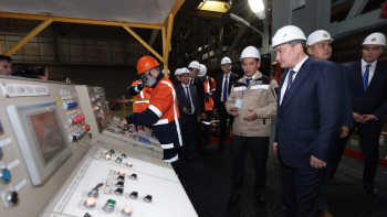 Фотография к новости: Бектенов ШҚО металлургтеріне Президент атынан марапаттар табыс етті