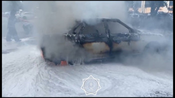 Фотография к новости: Өртеніп жатқан көліктен үш бала құтқарылды