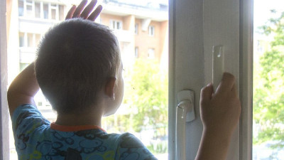 Қосшыда төрт жасар бала терезеден құлап кетті