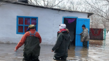 Фотография к новости: Ақтөбе облысында шаруашылығы суға кеткен тұрғындар көмек күтіп отыр