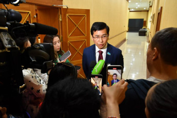 Фотография к новости: Аймағамбетов дарынды оқушыларға қандай қолдау көрсетілетінін айтты