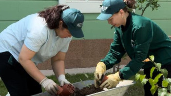 Фотография к новости: «Таза Қазақстан»: Елордалық жастар колледж аумағын көгалдандырды