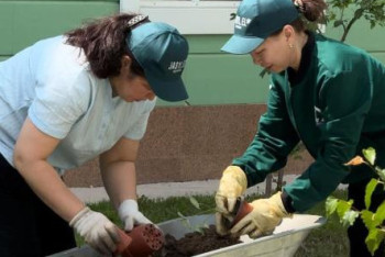 Фотография к новости: «Таза Қазақстан»: Елордалық жастар колледж аумағын көгалдандырды