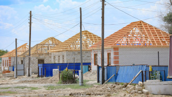 Фотография к новости: Тасқыннан зардап шеккен ойылдықтар жаңа баспаналарын күтіп отыр