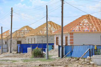 Фотография к новости: Тасқыннан зардап шеккен ойылдықтар жаңа баспаналарын күтіп отыр