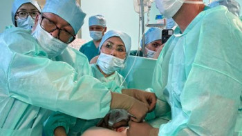 Фотография к новости: Елде алғаш рет ана құрсағындағы сәбиге бірегей операция жасалды