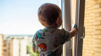 Фотография к новости: Үш жасар бала төртінші қабаттың терезесінен құлап кетті