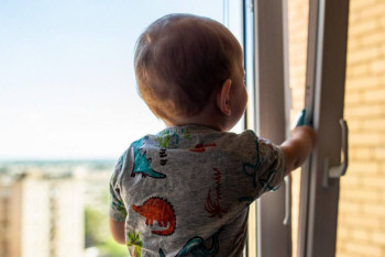 Фотография к новости: Үш жасар бала төртінші қабаттың терезесінен құлап кетті