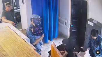 Фотография к новости: Түрмедегі күйеуіне келген әйелдің сәбиін жұбатқан қызметкер ел жүрегін елжіретті