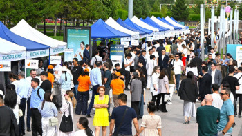 Фотография к новости: AMANAT партиясы. Жұмыс табу оңай