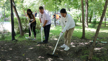 Фотография к новости: Эстрада жұлдыздары мен оқушылар "Алматы Жазы" экологиялық эстафетасына қатысты