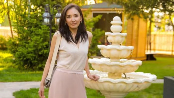 Фотография к новости: "30 шақты еркек үйді қоршады": Әтешова үйінен көше алмағанын айтты