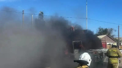 Атырауда жүк көлігі өртеніп кетті