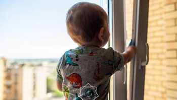 Фотография к новости: Үш жасар бала он үшінші қабаттың терезесінен құлап кетті