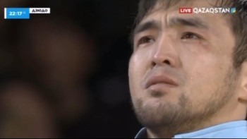 Фотография к новости: Олимпиада чемпионы атанған Елдос Сметов Әнұран орындалғанда көз жасына ерік берді