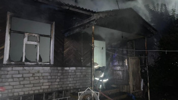 Фотография к новости: Талдықорғанда өрт сөндірушілер өрттен газ баллонын шығарды