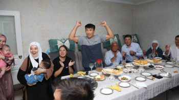 Фотография к новости: Ғұсман Қырғызбаев – қола жүлдегер: отбасындағы қуанышты сәт