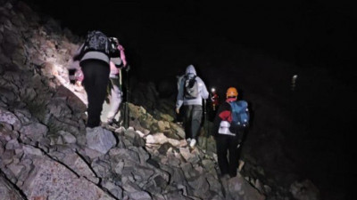 Үлкен Алматы шыңында тауға шыққан бес адам адасып кеткен