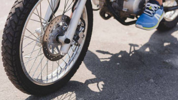 Фотография к новости: Атырауда мотоцикл мінген жасөспірім түйеге соғылды