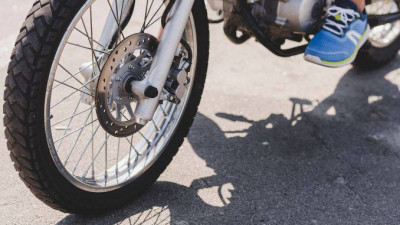 Атырауда мотоцикл мінген жасөспірім түйеге соғылды